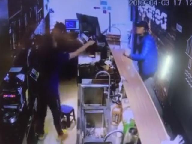 Pháp luật - Đang bán trà sữa, nữ nhân viên bị người lạ mặt ném gạch vào đầu