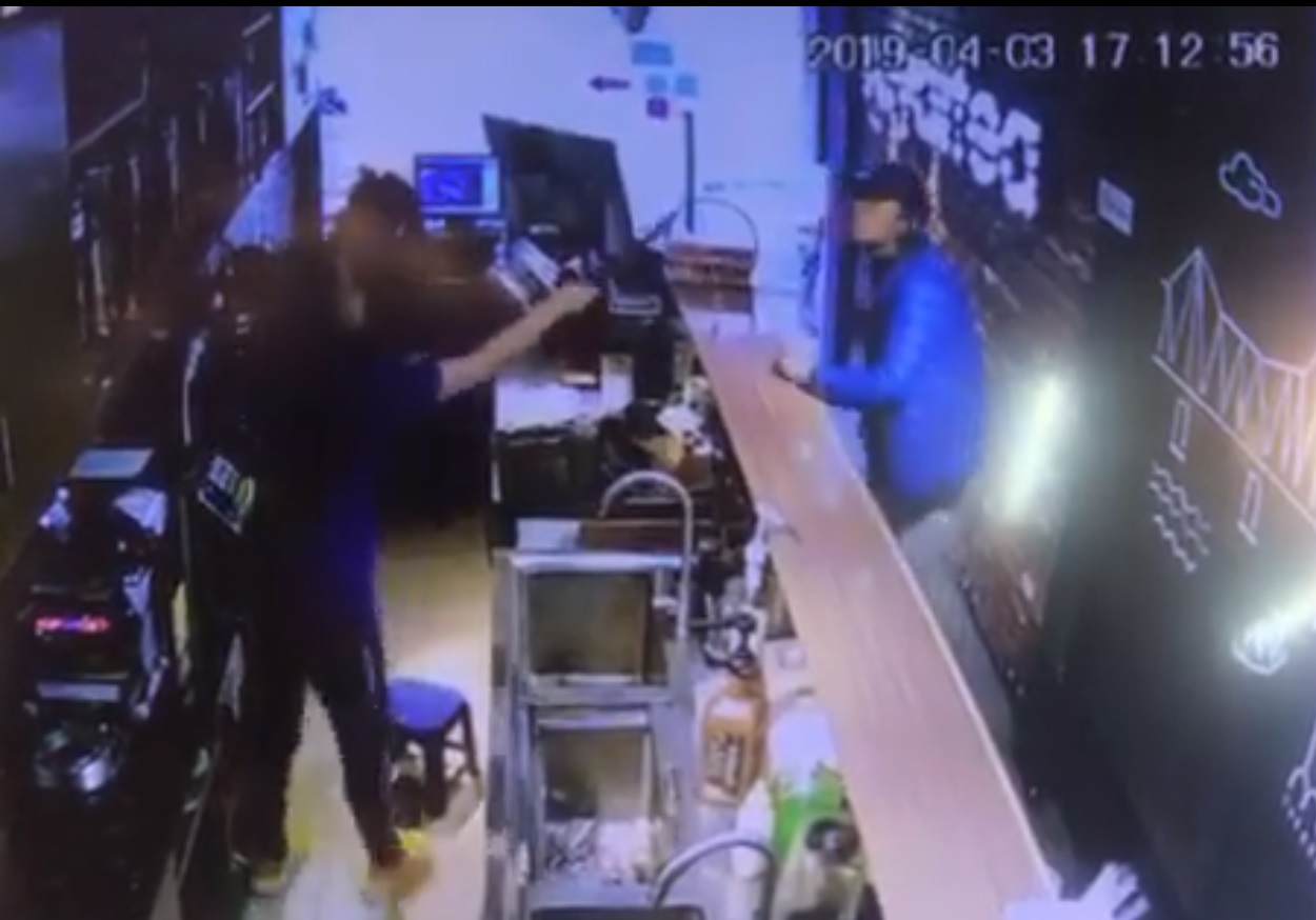 Đang bán trà sữa, nữ nhân viên bị người lạ mặt ném gạch vào đầu - 2