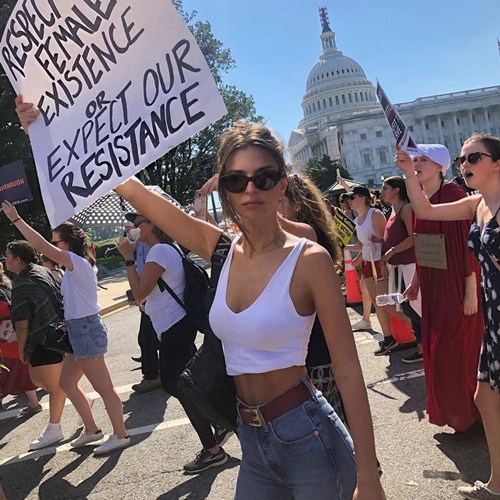 Lý do bất ngờ khiến mỹ nhân thế giới nghiện mặc "no bra" - 15