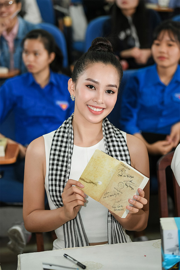 Á hậu Thùy Dung: “Trao tặng sách là đầu tư vào tri thức, tương lai” - 2