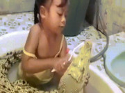 Phi thường - kỳ quặc - Bé gái đánh răng cho cá sấu trong khi đang tắm chung bồn