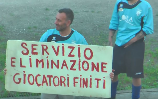 Ngỡ ngàng bóng đá: Cầu thủ đang đá bị 2 tay súng "bắt cóc" lên trực thăng - 2