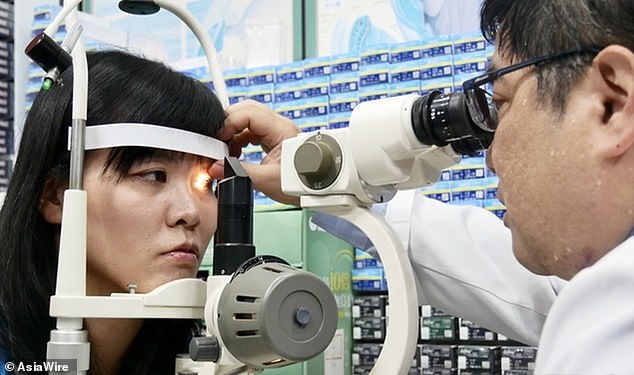 Đáng sợ loài vật chui hẳn vào mắt người để uống nước mắt - 2
