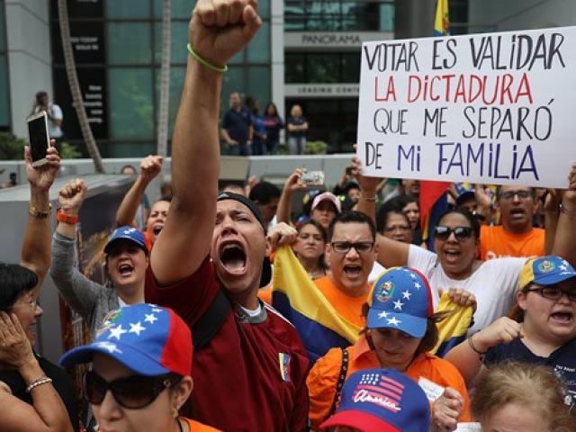 Thế giới - Vì sao Mỹ hối thúc công dân rời khỏi Venezuela trước ngày 6/4?