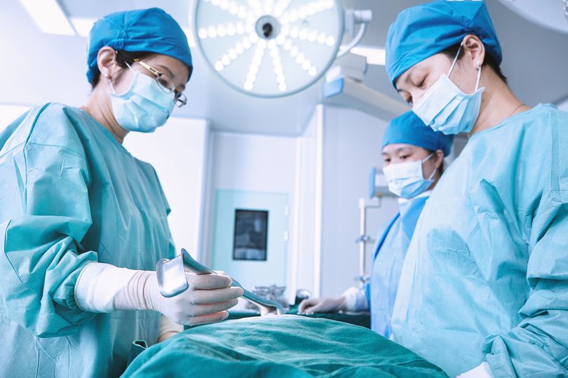 “Của quý” bị hoại tử vì cương cứng suốt 2 ngày - 1