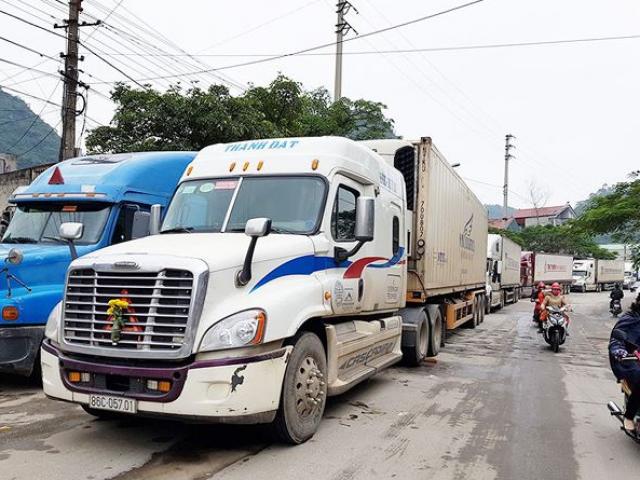 Doanh nghiệp vận tải lo ”mất khách” trước áp lực giá xăng dầu