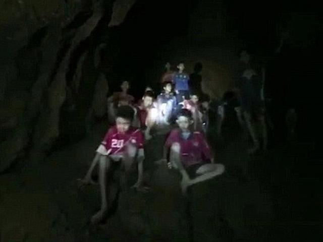 Tiết lộ chấn động vụ giải cứu đội bóng nhí Thái Lan khỏi hang động