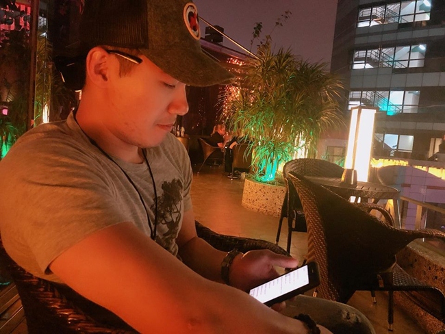 Trương Nam Thành bị bà xã chụp trộm và đăng tải lên trang cá nhân với status hài hước: &#34;Gặp anh mật danh Rocker đang nhắn tin cho bạn gái&#34;.