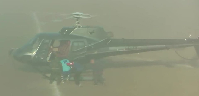 Ngỡ ngàng bóng đá: Cầu thủ đang đá bị 2 tay súng "bắt cóc" lên trực thăng - 1