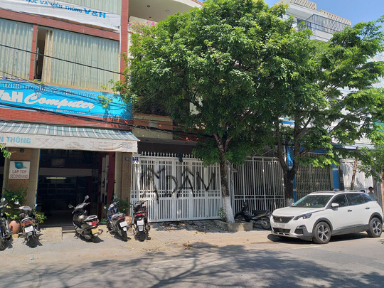 Vụ sàm sỡ bé gái: Nhà cựu Phó viện trưởng VKSND Đà Nẵng bị vẽ bậy, ném rác - 1