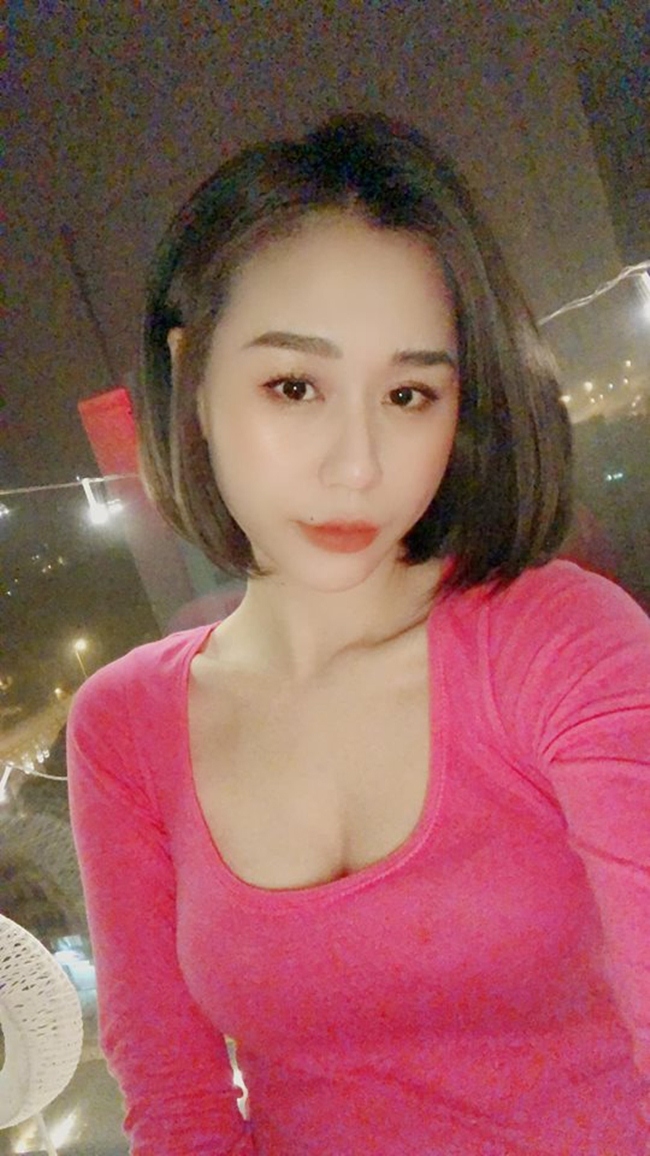 Trước đó, ca sĩ Vũ Duy Khánh từng chia sẻ, dù đã ly hôn song anh vẫn cho tên vợ cũ&nbsp; vào danh sách người thừa kế trong bảo hiểm. Nói về lý do có mối quan hệ kỳ lạ với vợ cũ, anh khẳng định: &#34;Đâu phải ai ly hôn xong cũng phải giữ thái độ thù địch với nhau? Tôi chăm sóc cho vợ cũ vì đó là mẹ của con trai tôi. Dù có bất cứ chuyện gì xảy ra thì Tiên Moon vẫn là mẹ của con tôi, là người đầu ấp tay gối cùng tôi trong quãng thời gian dài. Mọi thứ tôi có được và làm ra đều dành cho mẹ tôi và vợ con tôi.&#34;.