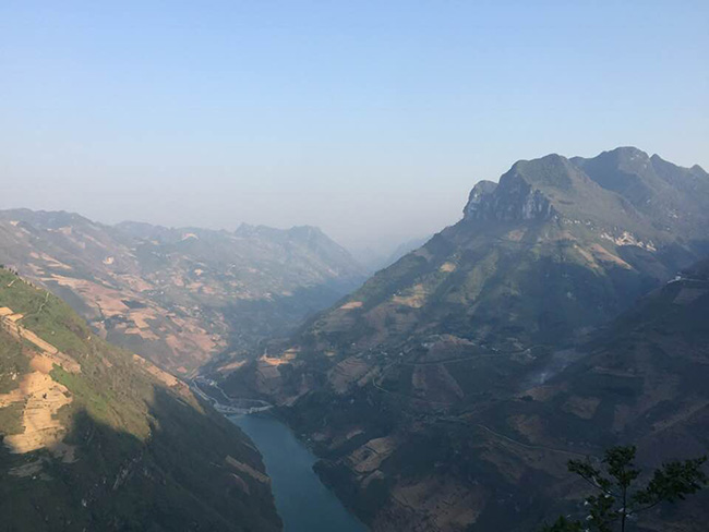 Đứng trên đỉnh Mã Pí Lèng bạn sẽ được ngắm sông Nho Quế như một bức tranh thiên nhiên tuyệt tác, từng dãy núi trùng trùng điệp điệp, vô cùng kỳ vĩ, thăm thẳm.