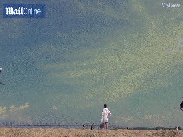 Thế giới - Thái Lan: Du khách mặc bikini chụp "tự sướng" trước máy bay bị dọa tử hình