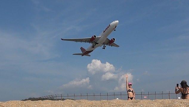 Thái Lan: Du khách mặc bikini chụp &#34;tự sướng&#34; trước máy bay bị dọa tử hình - 1