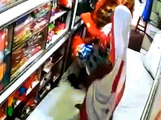 Phi thường - kỳ quặc - Nhóm trộm nữ dùng chiến thuật tinh vi ăn cắp ngay trước mắt người bán hàng