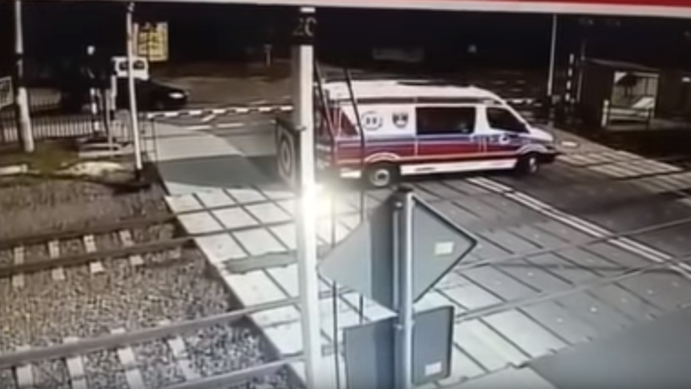 Video: Hãi hùng ô tô vượt rào chắn bị tàu hỏa đâm trực diện - 1
