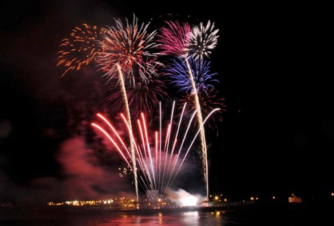 Nóng 24h qua: Ảnh người phụ nữ lạ bị dán khắp nghĩa trang ở Đồng Nai - 2