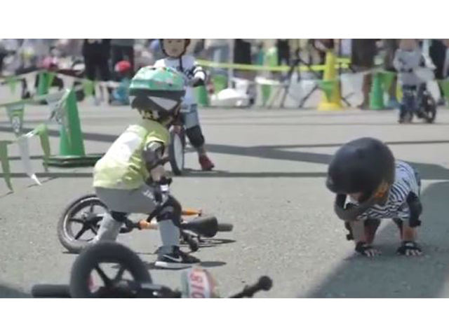 Thế giới xe - Tay đua nhí động viên "người anh em" bị ngã tiếp tục cuộc đua khiến vạn người mê