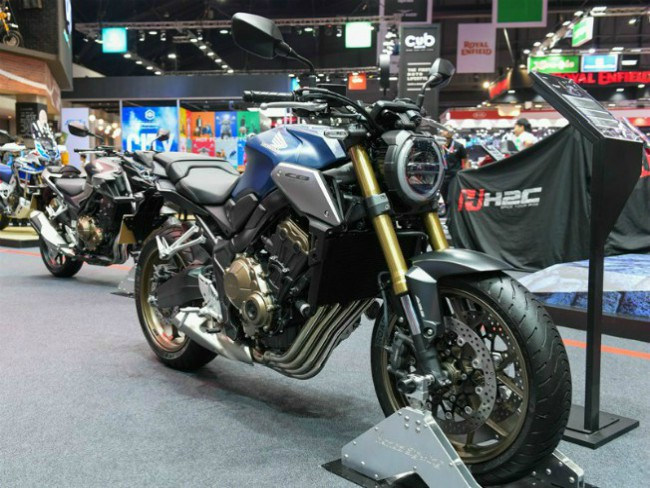 Honda CB300R Navy Street Racer thực sự cuốn hút dân tập chơi.