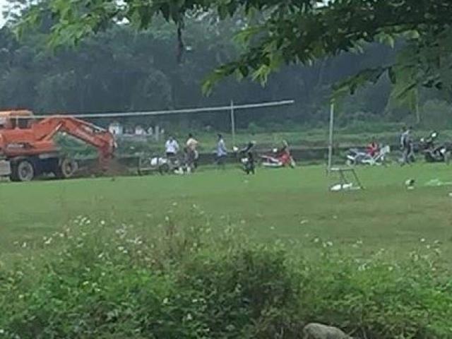 Tin tức trong ngày - Chủ tịch xã chỉ đạo chôn hàng chục con lợn chết ngay trong sân bóng