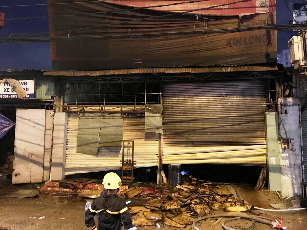 Cháy siêu thị điện máy ở Sài Gòn, nhiều tài sản bị thiêu rụi - 1