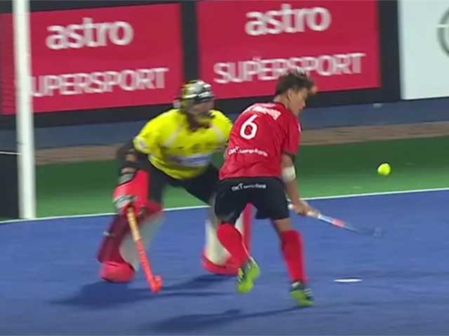 Thể thao - Quả penalty chấn động châu Á: Cầu thủ Hàn Quốc hóa Ro "vẩu" gây choáng