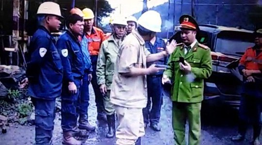 Công nhân 2 doanh nghiệp xô xát, rút súng thị uy trước mặt công an - 1