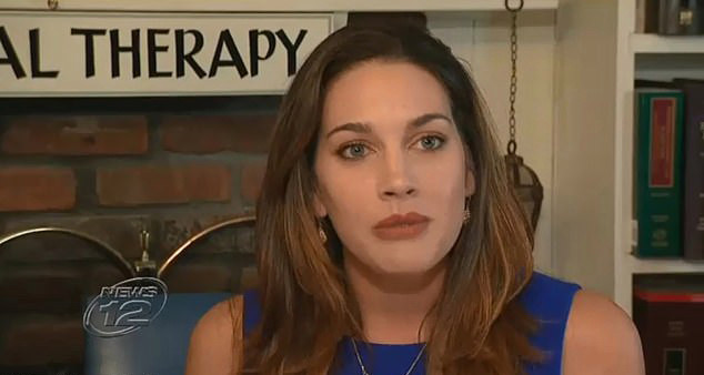 Cô giáo bị đuổi việc do lộ ảnh nhạy cảm - 2