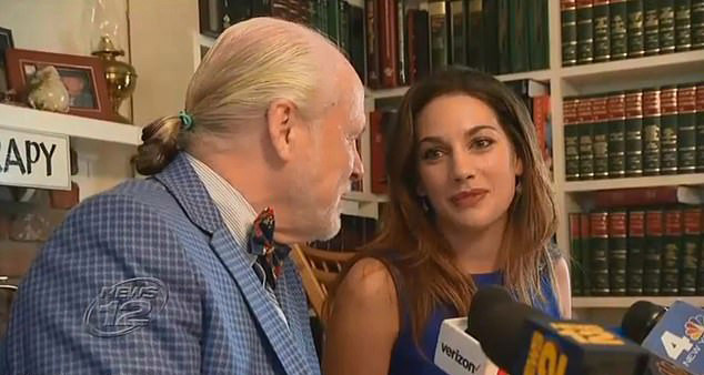 Cô giáo bị đuổi việc do lộ ảnh nhạy cảm - 3