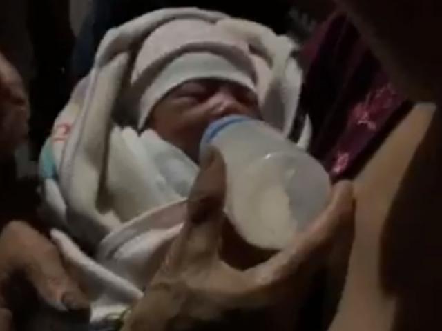 Tin tức trong ngày - Bé trai còn nguyên dây rốn bị bỏ rơi bên gốc cây trong đêm