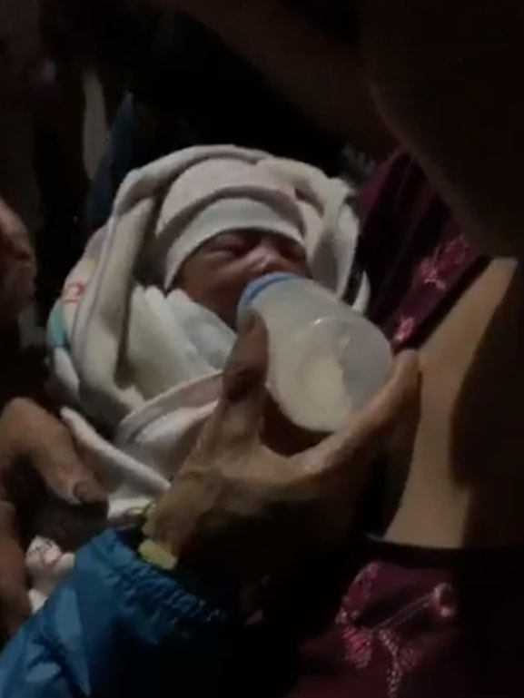 Bé trai còn nguyên dây rốn bị bỏ rơi bên gốc cây trong đêm - 1