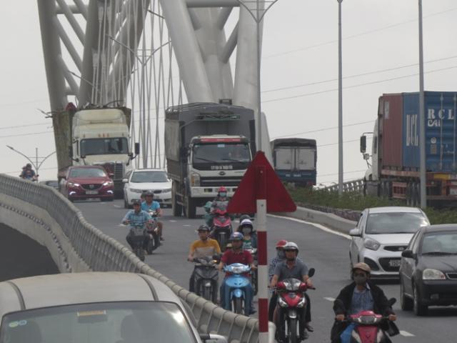 Tin tức trong ngày - Cấm xe máy trên cầu vượt trăm tỷ, dân vẫn đi ào ào