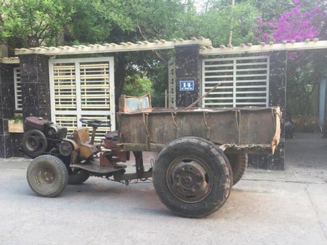 Bé 4 tuổi bị xe công nông cán chết ngay trước phòng trọ