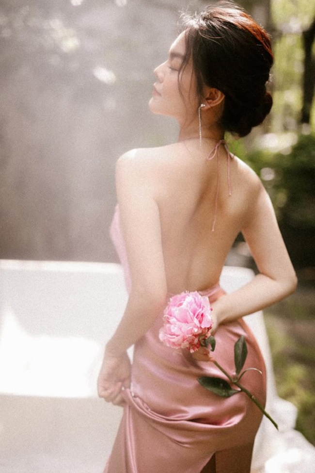 Thay vì ăn mặc kín cổng cao tường, Phạm Quỳnh Anh lựa chọn thiết kế khoe dáng táo bạo.&nbsp;