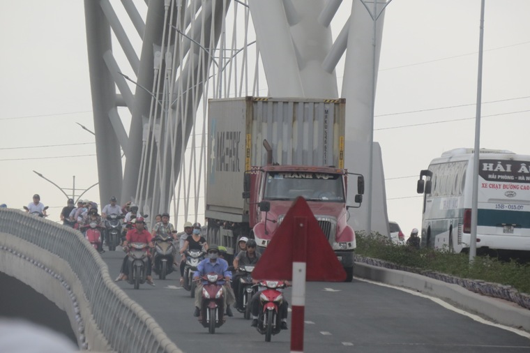 Cấm xe máy trên cầu vượt trăm tỷ, dân vẫn đi ào ào - 4