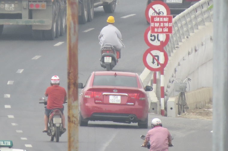 Cấm xe máy trên cầu vượt trăm tỷ, dân vẫn đi ào ào - 3