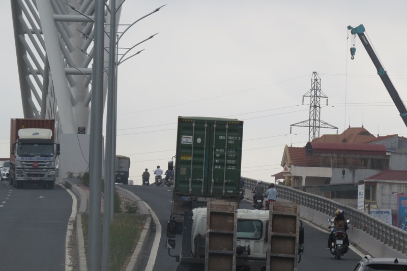 Cấm xe máy trên cầu vượt trăm tỷ, dân vẫn đi ào ào - 7