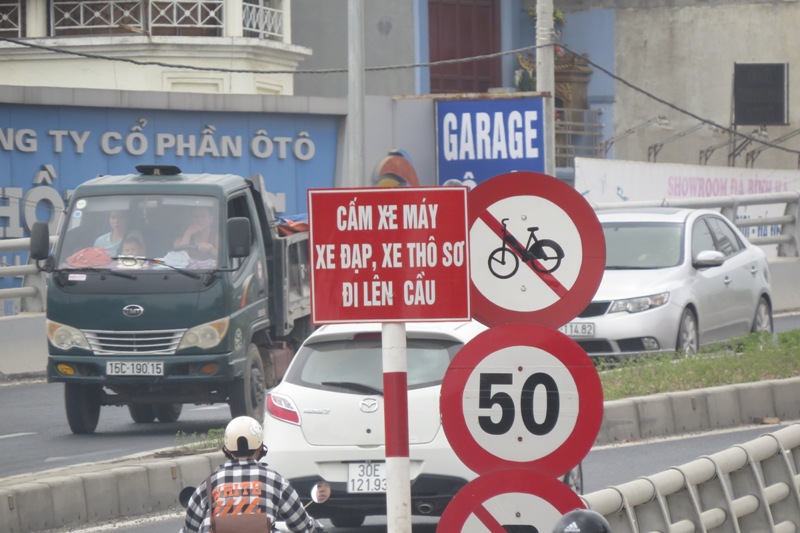 Cấm xe máy trên cầu vượt trăm tỷ, dân vẫn đi ào ào - 1