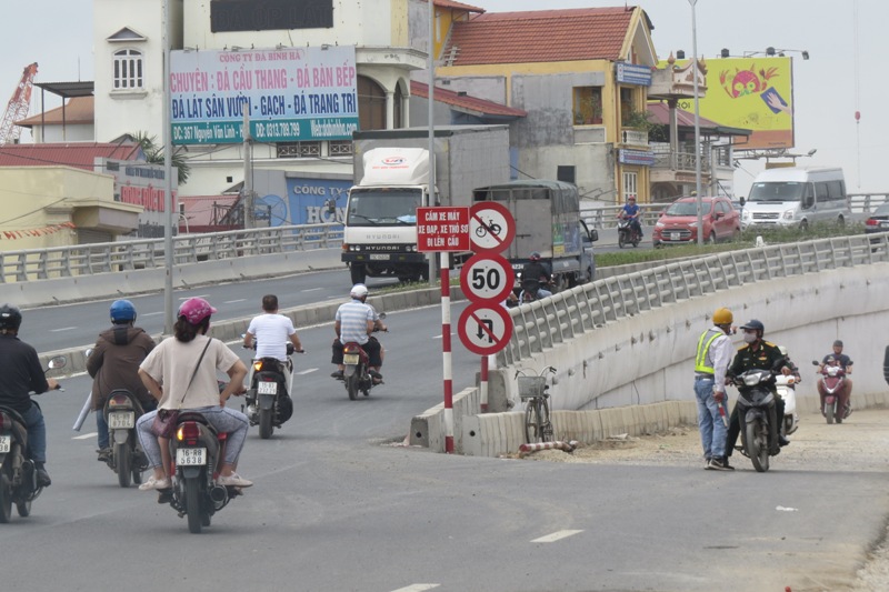 Cấm xe máy trên cầu vượt trăm tỷ, dân vẫn đi ào ào - 2
