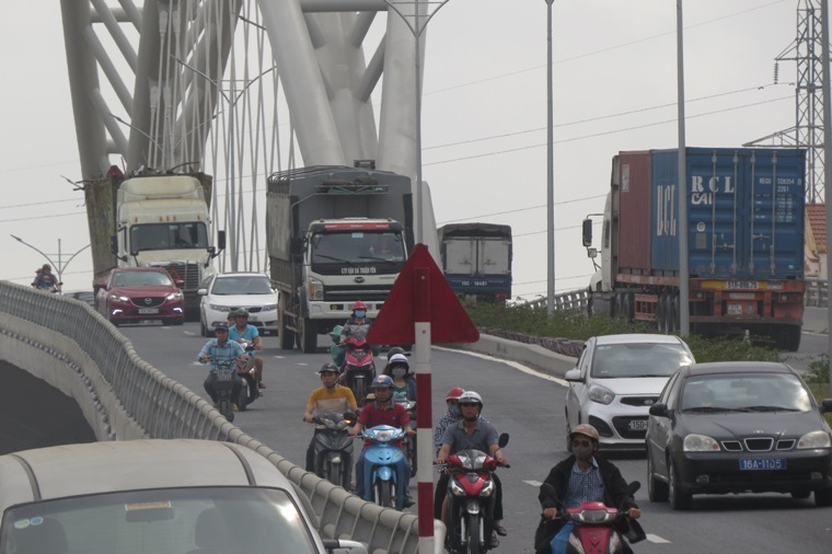 Cấm xe máy trên cầu vượt trăm tỷ, dân vẫn đi ào ào - 5