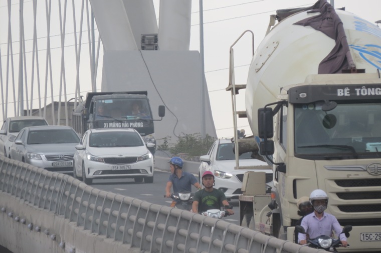 Cấm xe máy trên cầu vượt trăm tỷ, dân vẫn đi ào ào - 6
