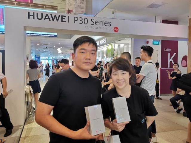 Người Việt xếp hàng mua iPhone, còn người Singapore trắng đêm chờ Huawei P30 Pro
