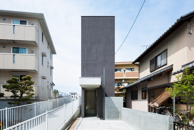 Chủ nhân căn nhà là một cặp vợ chồng trẻ. Căn nhà nằm tại Hikone, Nhật Bản