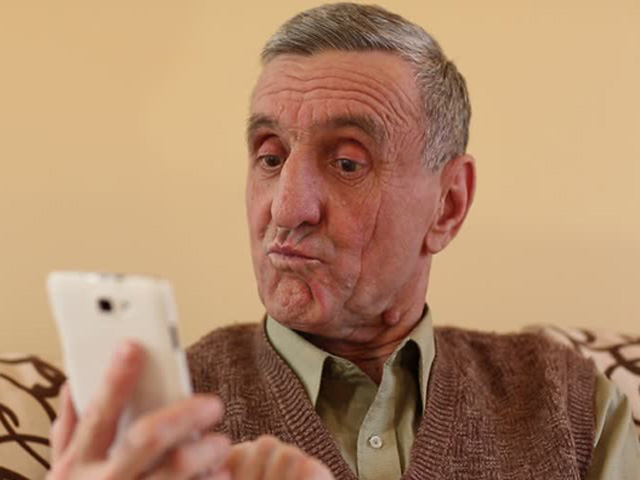 Thời trang Hi-tech - Nên mua smartphone nào để tặng người già?