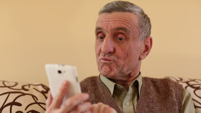 Nên mua smartphone nào để tặng người già? - 1