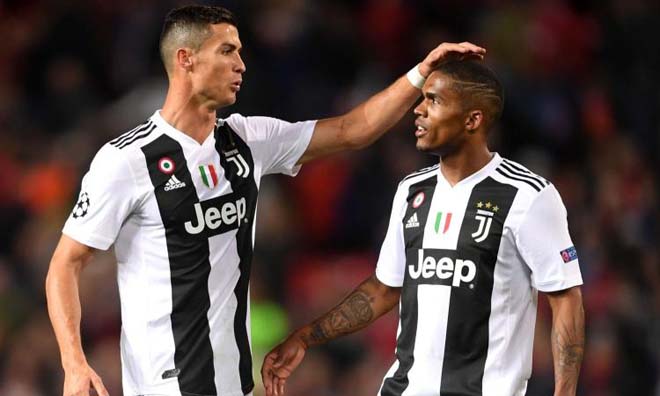 Binh biến ở Juventus: &#34;Ông trùm&#34; Ronaldo thanh trừng đối thủ, MU vớ bẫm - 1