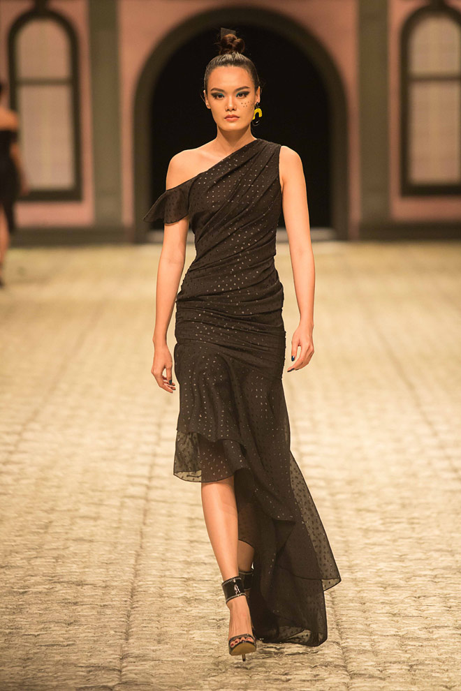 Những mỹ nhân gợi cảm và thanh lịch trong show diễn IVY moda - 11