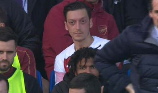 Arsenal thua còn gặp họa: Ozil ném áo vào HLV đối phương - 1