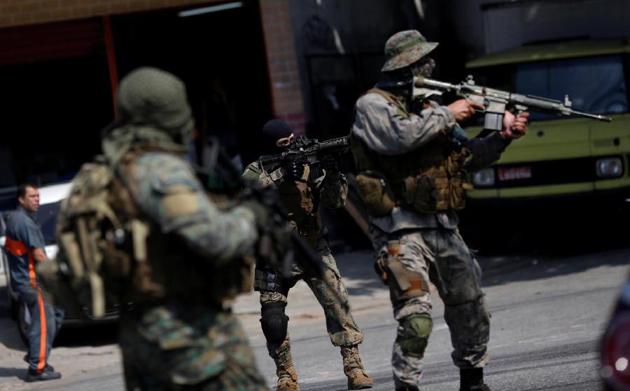 Brazil: Đang lái xe chở gia đình thì bị quân đội nã 80 phát đạn - 1