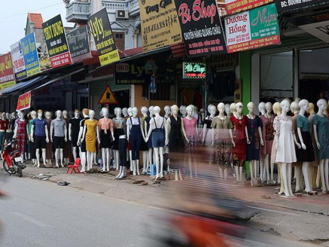 Thị trường - Tiêu dùng - Giật mình hàng trăm "chân dài, da trắng" đứng dọc phố Hà Nội "gọi khách"